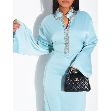 Hochwertige Satin-Abaya mit handgestickten Kristallen und Taillengürtel