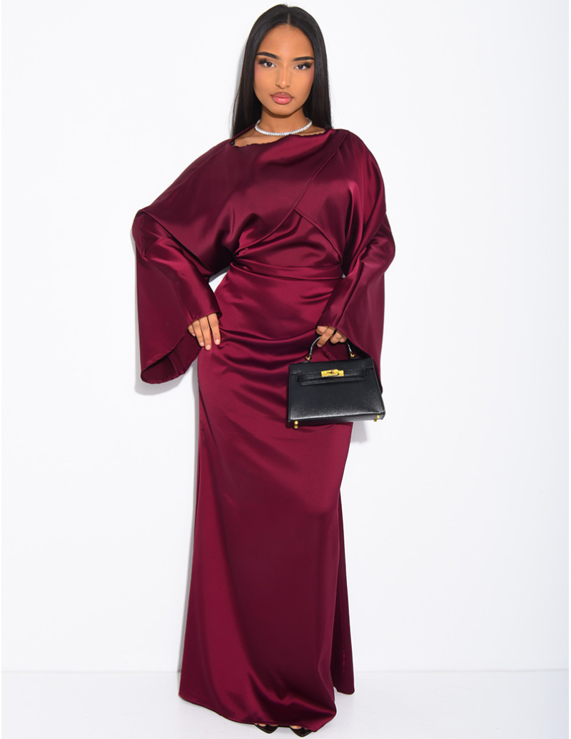 Robe longue en satin drapé...