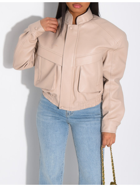 Kurze Bomberjacke aus genarbtem Kunstleder mit Schulterpolstern