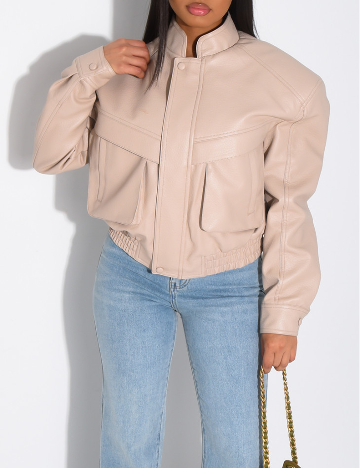 Kurze Bomberjacke aus genarbtem Kunstleder mit Schulterpolstern