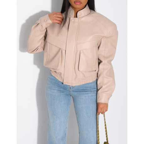 Kurze Bomberjacke aus genarbtem Kunstleder mit Schulterpolstern