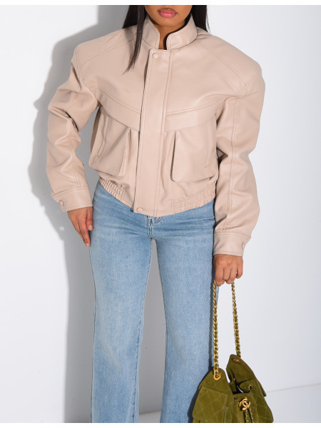 Kurze Bomberjacke aus genarbtem Kunstleder mit Schulterpolstern