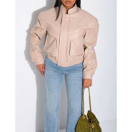 Kurze Bomberjacke aus genarbtem Kunstleder mit Schulterpolstern