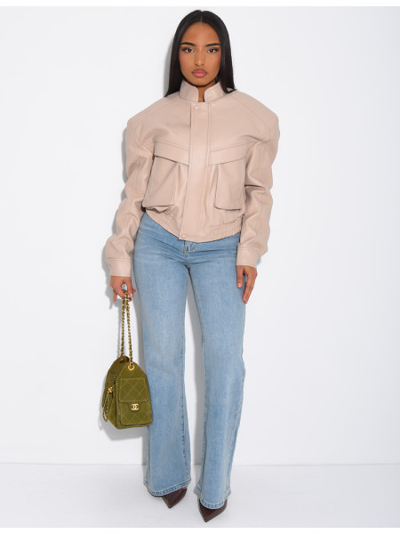 Kurze Bomberjacke aus genarbtem Kunstleder mit Schulterpolstern