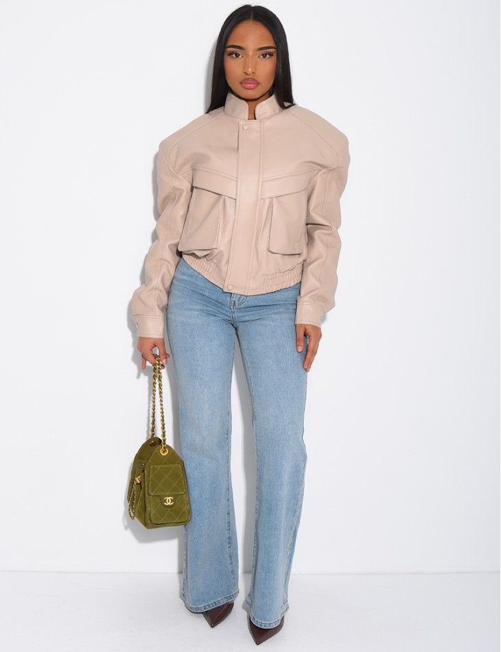 Kurze Bomberjacke aus genarbtem Kunstleder mit Schulterpolstern