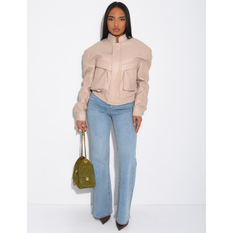 Kurze Bomberjacke aus genarbtem Kunstleder mit Schulterpolstern