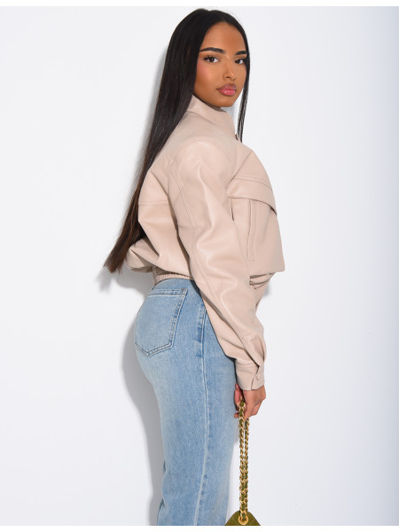 Kurze Bomberjacke aus genarbtem Kunstleder mit Schulterpolstern