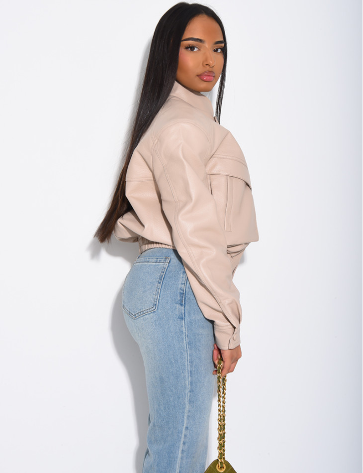 Kurze Bomberjacke aus genarbtem Kunstleder mit Schulterpolstern