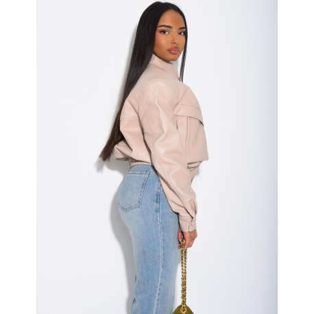 Kurze Bomberjacke aus genarbtem Kunstleder mit Schulterpolstern