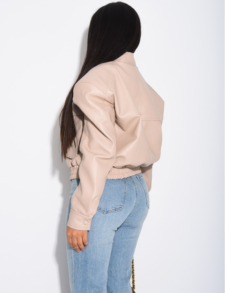 Kurze Bomberjacke aus genarbtem Kunstleder mit Schulterpolstern