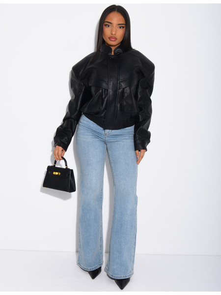 Kurze Bomberjacke aus genarbtem Kunstleder mit Schulterpolstern