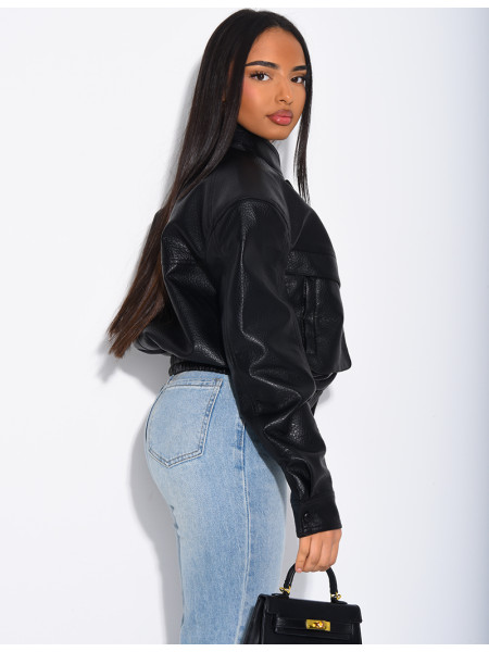 Kurze Bomberjacke aus genarbtem Kunstleder mit Schulterpolstern