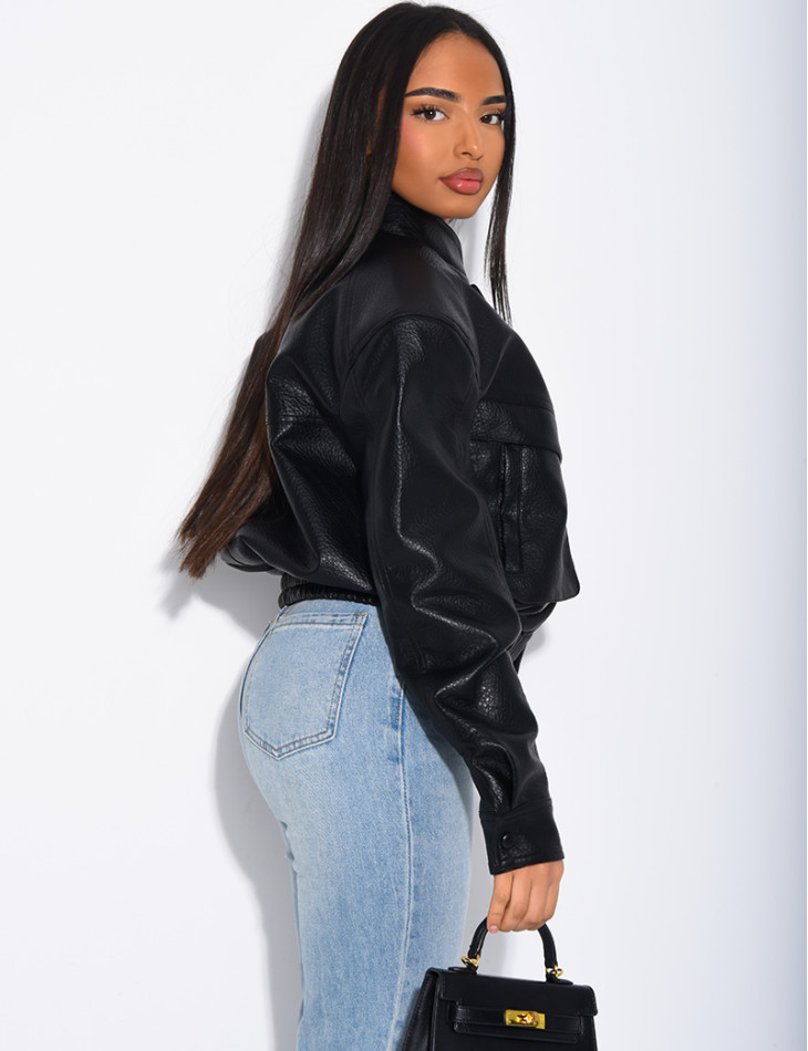 Kurze Bomberjacke aus genarbtem Kunstleder mit Schulterpolstern