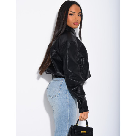 Kurze Bomberjacke aus genarbtem Kunstleder mit Schulterpolstern