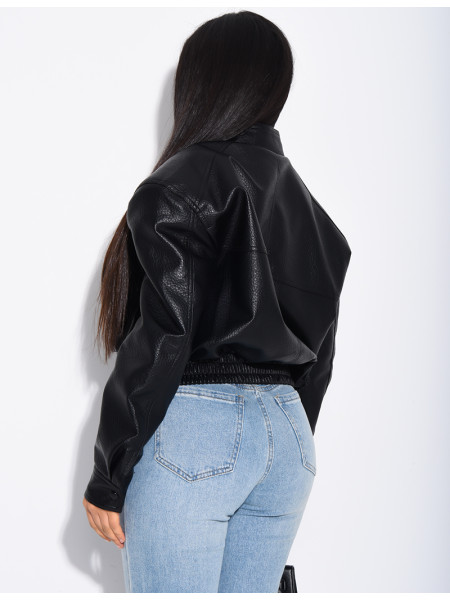 Kurze Bomberjacke aus genarbtem Kunstleder mit Schulterpolstern