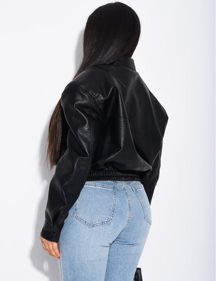 Kurze Bomberjacke aus genarbtem Kunstleder mit Schulterpolstern