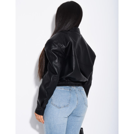 Kurze Bomberjacke aus genarbtem Kunstleder mit Schulterpolstern