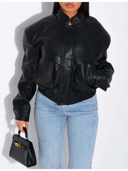 Kurze Bomberjacke aus genarbtem Kunstleder mit Schulterpolstern