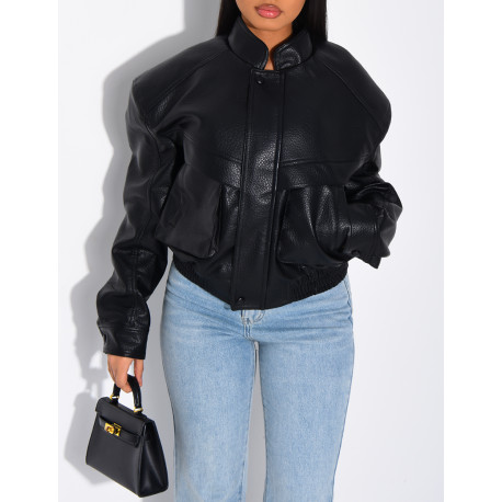 Kurze Bomberjacke aus genarbtem Kunstleder mit Schulterpolstern