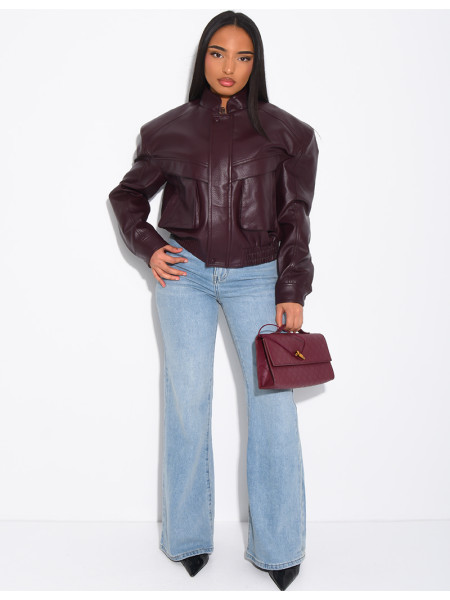 Kurze Bomberjacke aus genarbtem Kunstleder mit Schulterpolstern