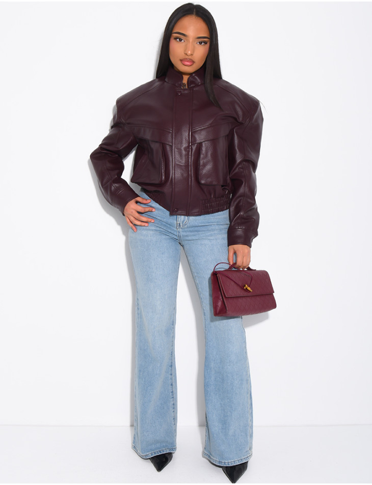 Kurze Bomberjacke aus genarbtem Kunstleder mit Schulterpolstern