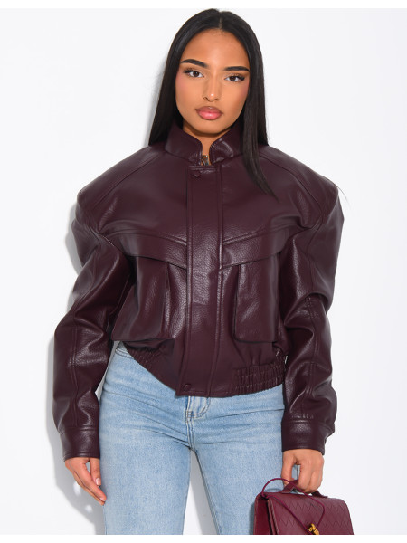 Kurze Bomberjacke aus genarbtem Kunstleder mit Schulterpolstern