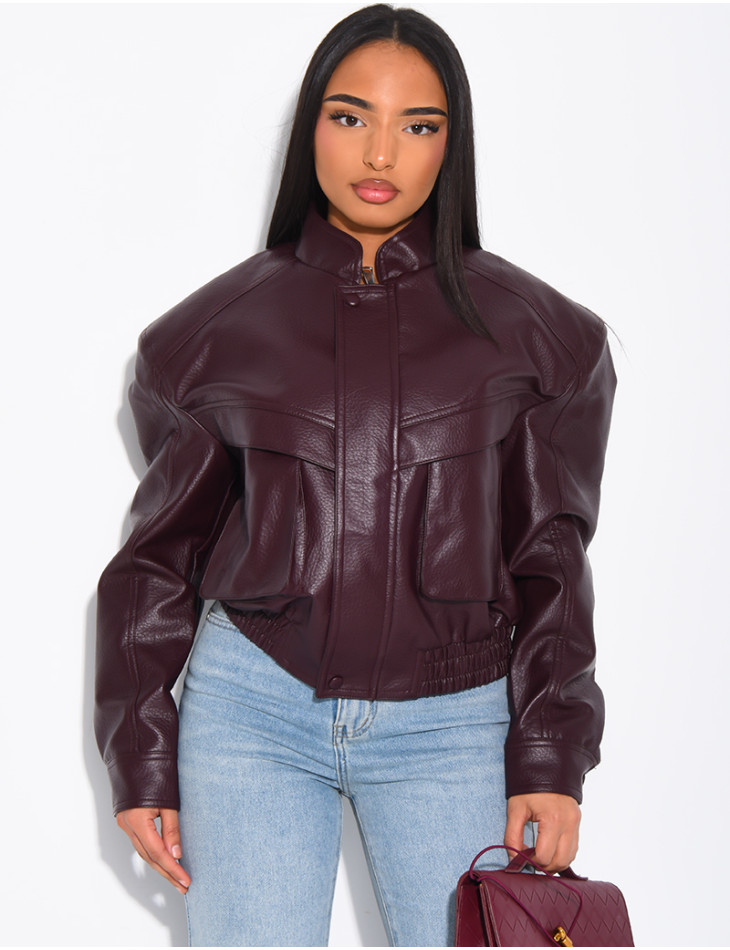 Kurze Bomberjacke aus genarbtem Kunstleder mit Schulterpolstern