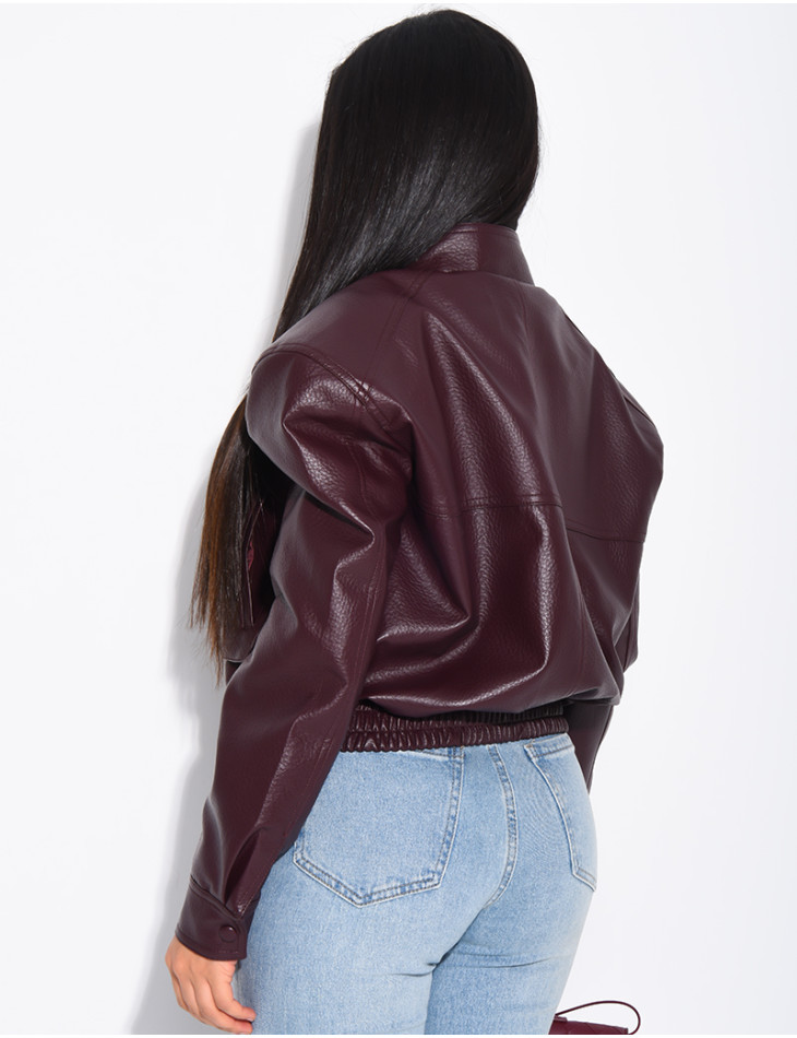 Kurze Bomberjacke aus genarbtem Kunstleder mit Schulterpolstern