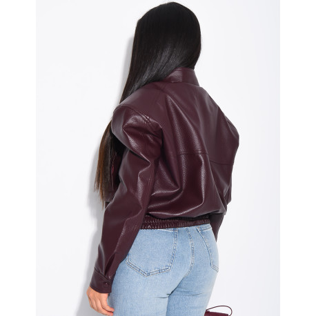 Kurze Bomberjacke aus genarbtem Kunstleder mit Schulterpolstern