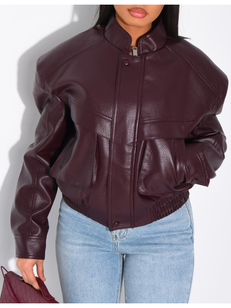 Kurze Bomberjacke aus genarbtem Kunstleder mit Schulterpolstern