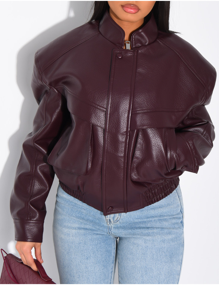 Kurze Bomberjacke aus genarbtem Kunstleder mit Schulterpolstern