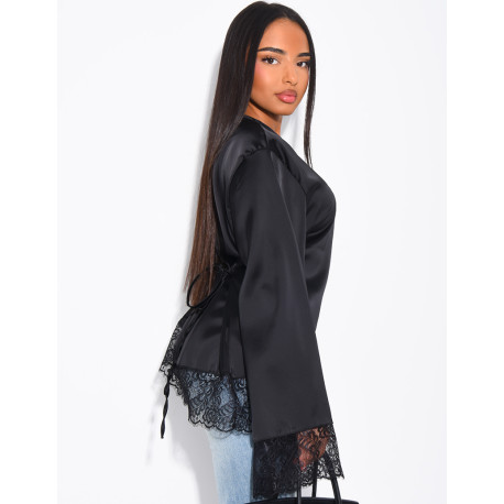 Satiniertes Oberteil mit langen Ärmeln, im Rücken gebunden und Spitzenbesatz
