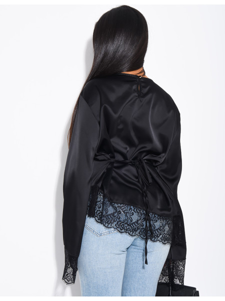 Satiniertes Oberteil mit langen Ärmeln, im Rücken gebunden und Spitzenbesatz