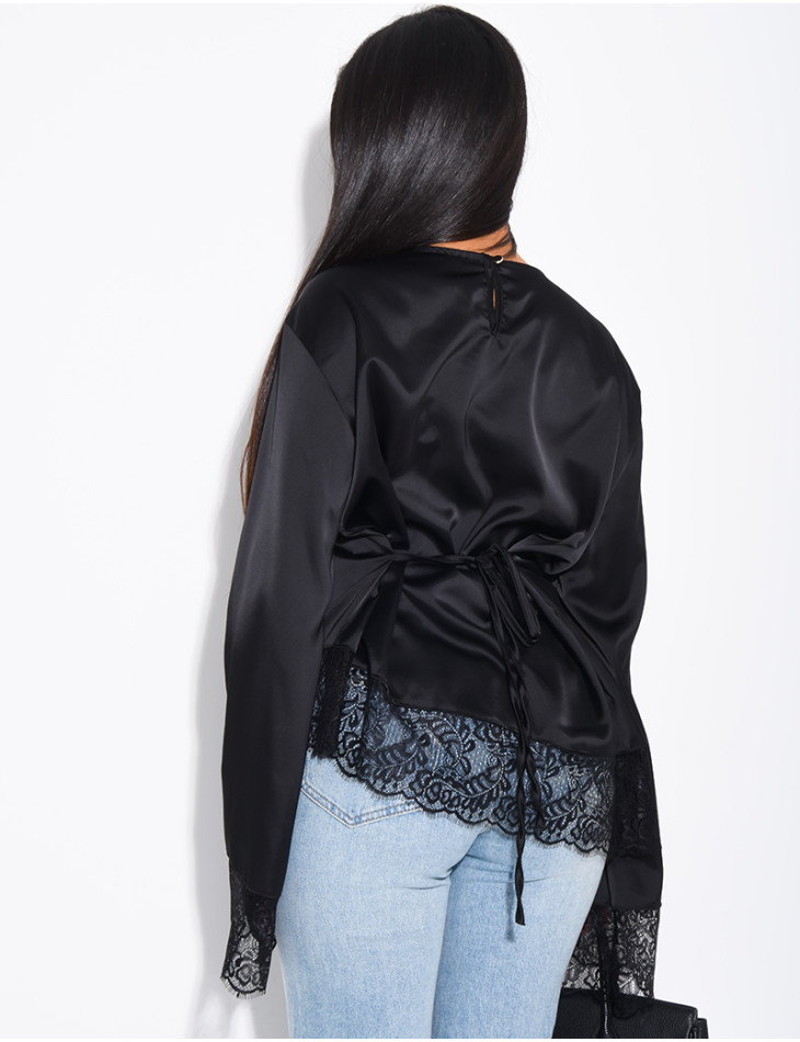 Satiniertes Oberteil mit langen Ärmeln, im Rücken gebunden und Spitzenbesatz