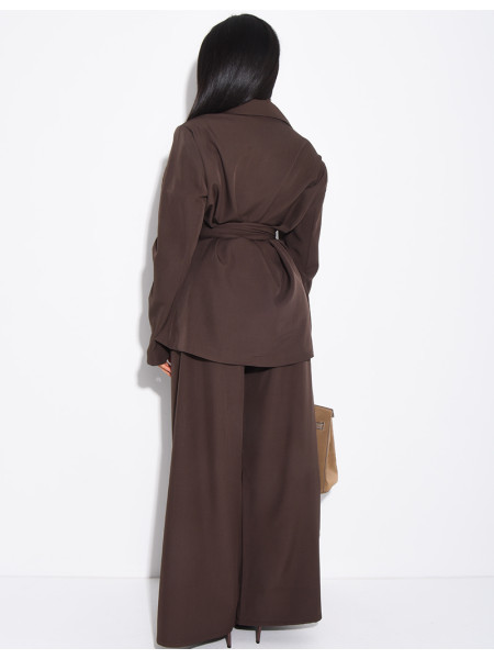 Fitted blazer and straight-leg pants suit