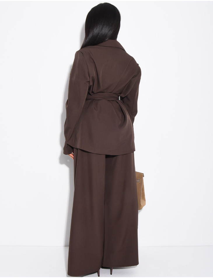 Fitted blazer and straight-leg pants suit