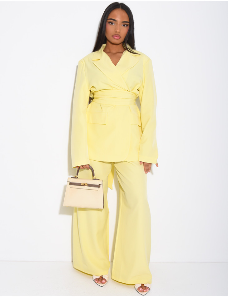 Ensemble de tailleur blazer cintré et pantalon droit