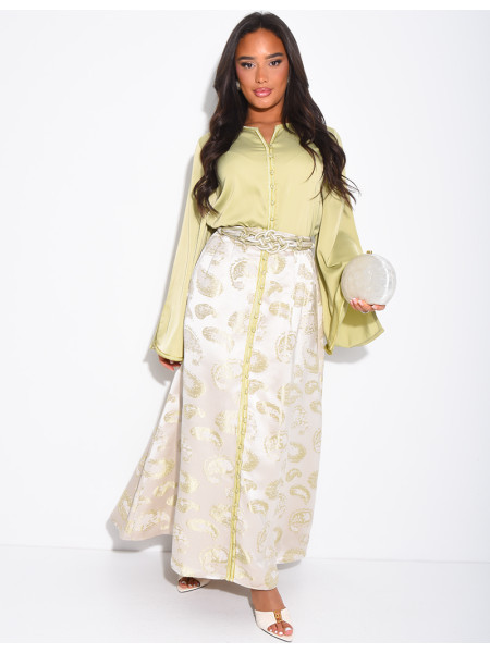 Ensemble jupe à broderies et chemise assorti d'une cordelette