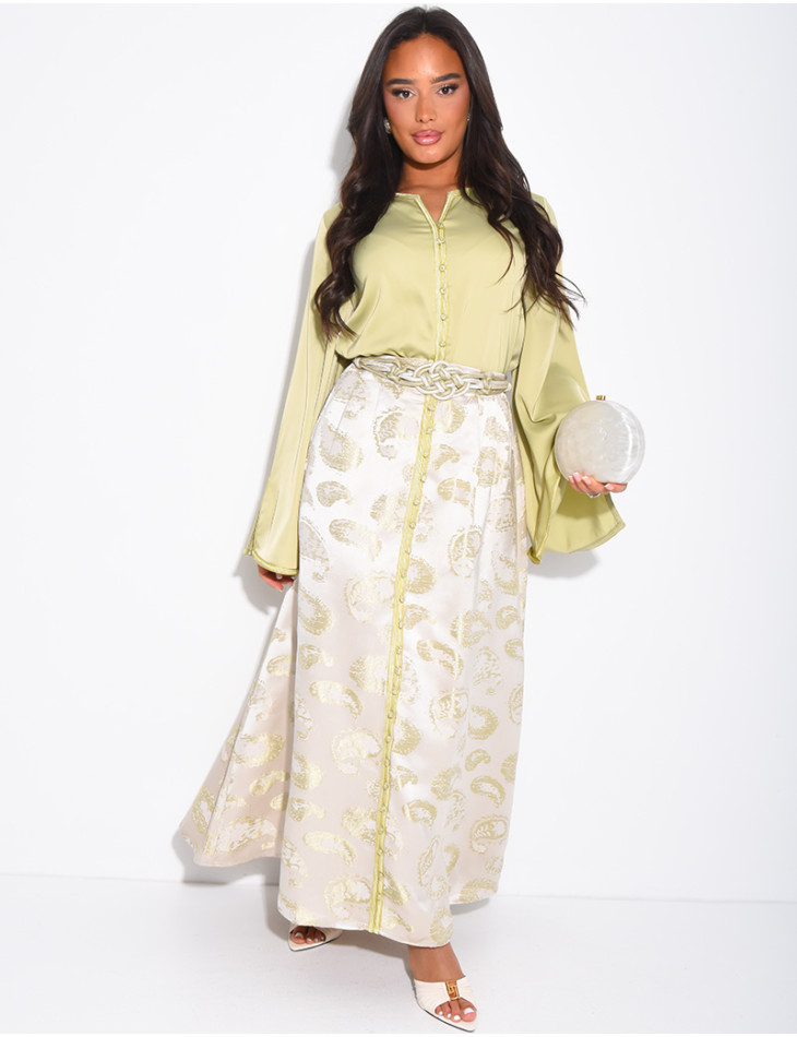 Ensemble jupe à broderies et chemise assorti d'une cordelette