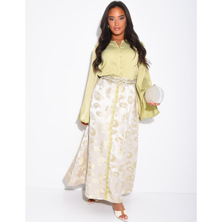 Ensemble jupe à broderies et chemise assorti d'une cordelette