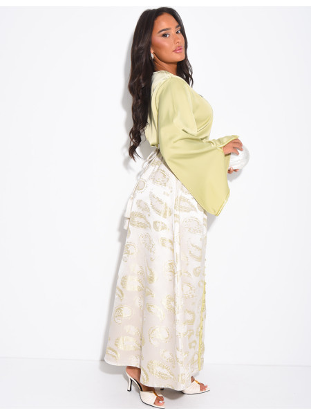 Ensemble jupe à broderies et chemise assorti d'une cordelette