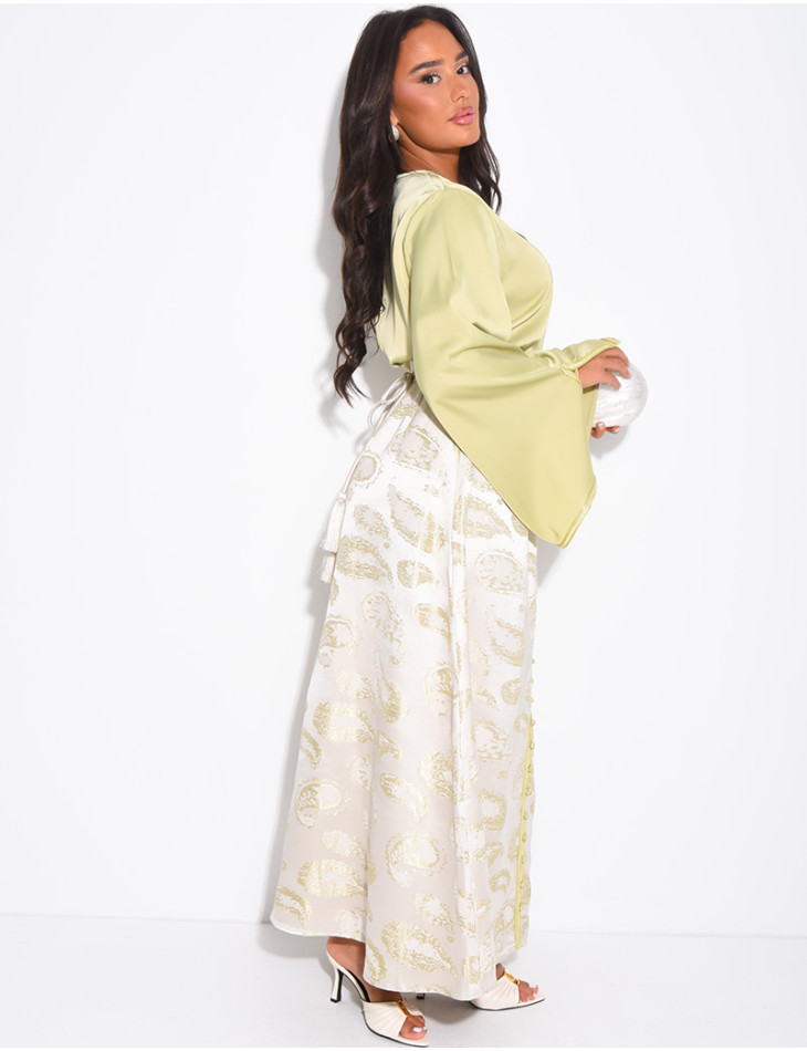 Ensemble jupe à broderies et chemise assorti d'une cordelette