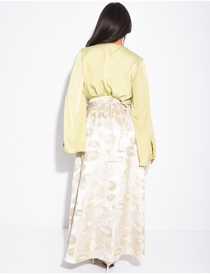 Ensemble jupe à broderies et chemise assorti d'une cordelette