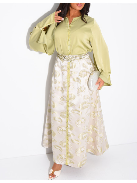 Ensemble jupe à broderies et chemise assorti d'une cordelette