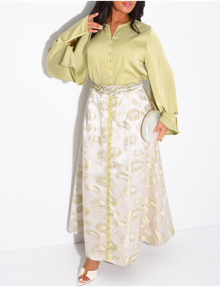 Ensemble jupe à broderies et chemise assorti d'une cordelette