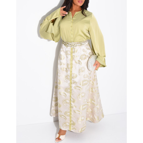 Ensemble jupe à broderies et chemise assorti d'une cordelette