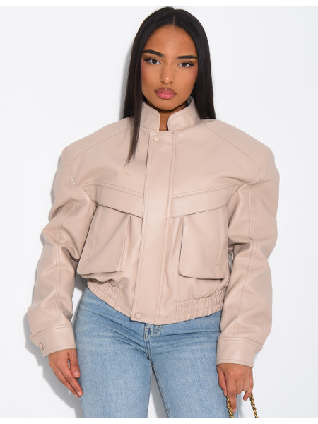 Kurze Bomberjacke aus genarbtem Kunstleder mit Schulterpolstern