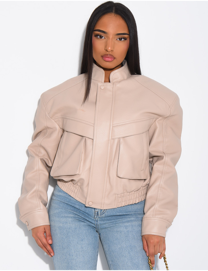 Kurze Bomberjacke aus genarbtem Kunstleder mit Schulterpolstern