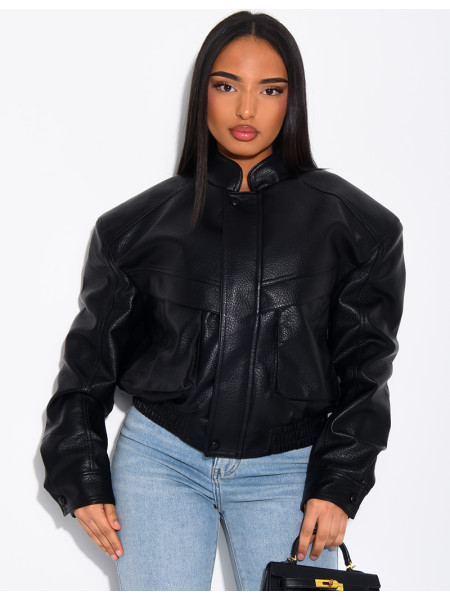 Kurze Bomberjacke aus genarbtem Kunstleder mit Schulterpolstern