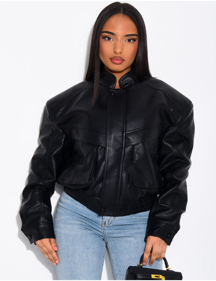 Kurze Bomberjacke aus genarbtem Kunstleder mit Schulterpolstern